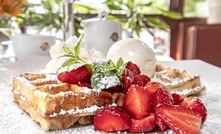 Bergische Waffeln mit Erdbeeren oder Kirschen, Eis und Sahne in Bergisch Gladbach essen